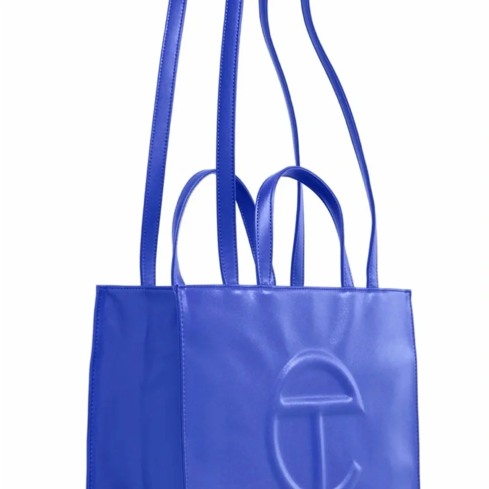 Telfar Medium Shopping Bag in Painter’s Tape - Picture 2 of 3